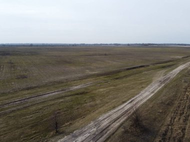 Tarlalarda toprak yol, hava manzarası. Peyzaj.