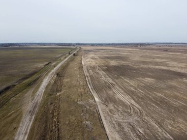 Tarlalarda toprak yol, hava manzarası. Peyzaj.