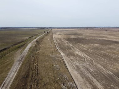 Tarlalarda toprak yol, hava manzarası. Peyzaj.