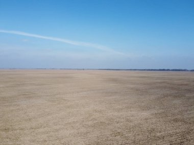 Güneşli bir bahar gününde tarım arazileri, hava manzarası. Manzara. Mavi gökyüzü tarlaların üzerinde.