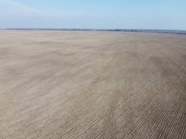 Güneşli bir bahar gününde tarım arazileri, hava manzarası. Manzara. Mavi gökyüzü tarlaların üzerinde.