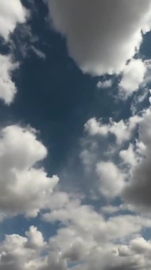 Mavi gökyüzünde bulutlar. Zaman ayarlı. Hızlandırılmış video.
