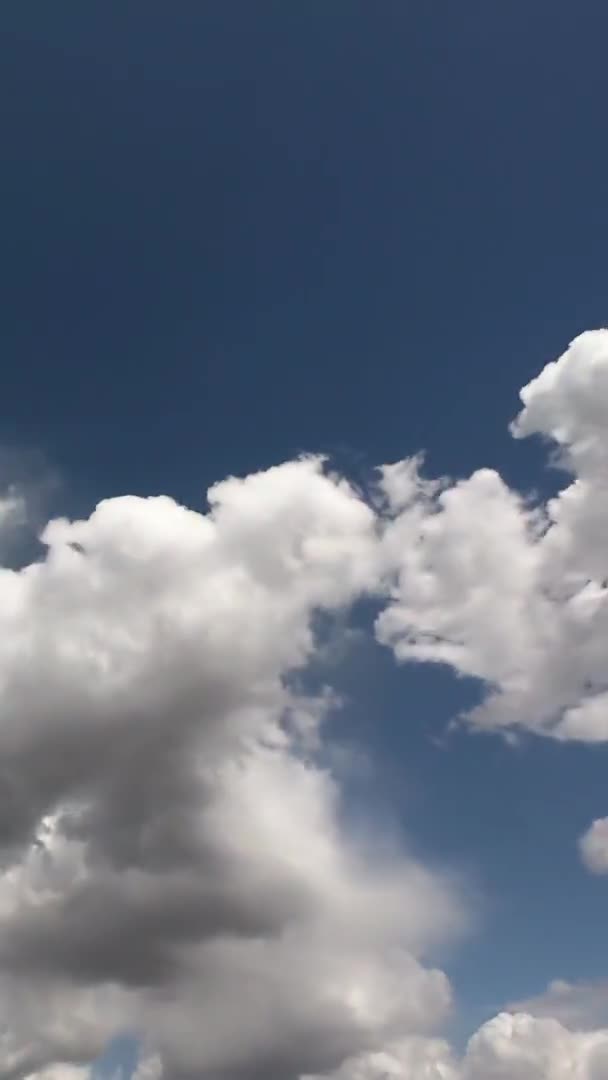 Nuages sur le ciel bleu. Timelapse. Vidéo accélérée.