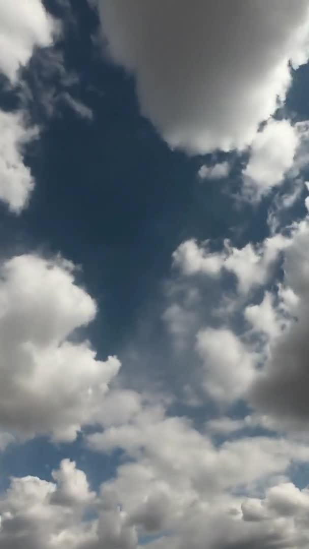 Nuages sur le ciel bleu. Timelapse. Vidéo accélérée.