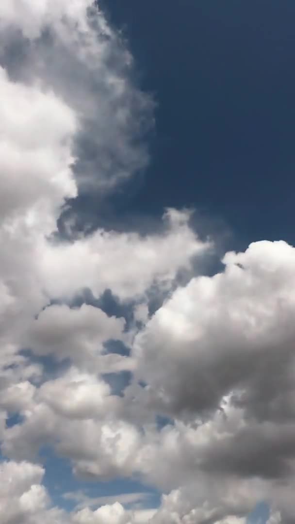 Nuages sur le ciel bleu. Timelapse. Vidéo accélérée.
