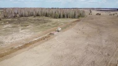 Hava manzaralı, küçük bir koruluğun yakınındaki tarımsal makineler. Tarım arazisi.