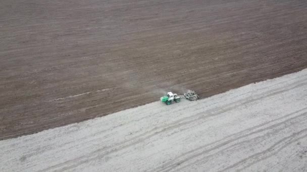 トラクターは フィールド 空中ビューを耕す 農業景観 — ストック動画