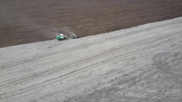 トラクターは フィールド 空中ビューを耕す 農業景観 — ストック動画
