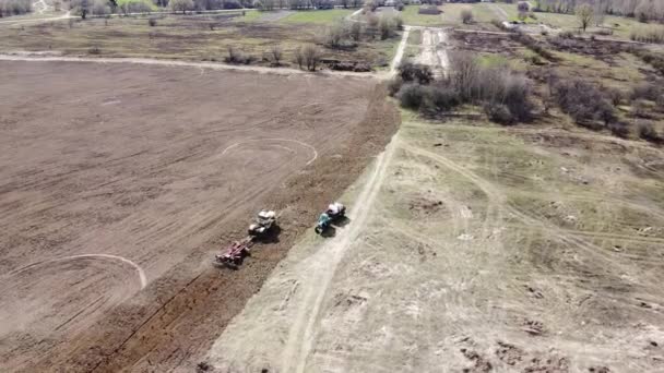 Macchine Agricole Campo Vicino Piccolo Boschetto Vista Aerea Terreni Agricoli — Video Stock