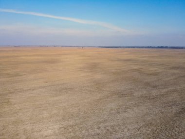 Güneşli bir bahar gününde tarım arazileri, hava manzarası. Manzara. Mavi gökyüzü tarlaların üzerinde.
