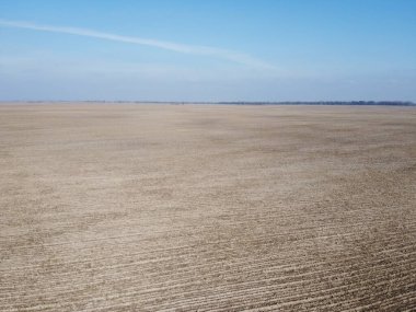 Güneşli bir bahar gününde tarım arazileri, hava manzarası. Manzara. Mavi gökyüzü tarlaların üzerinde.