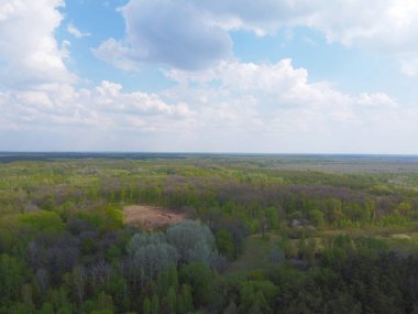 Düşen bir yer, hava manzaralı. Harap olmuş topraklar, temizleniyor..