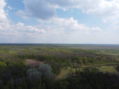 Düşen bir yer, hava manzaralı. Harap olmuş topraklar, temizleniyor..