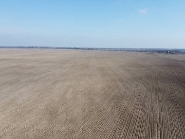 Güneşli bir bahar gününde tarım arazileri, hava manzarası. Manzara. Mavi gökyüzü tarlaların üzerinde.