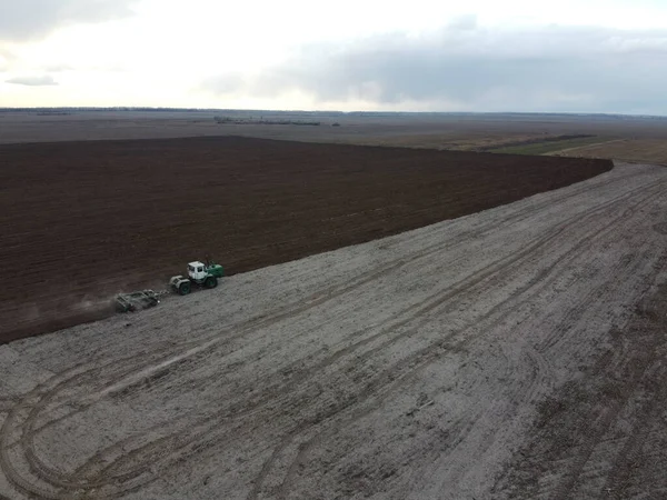 Traktör Tarlayı Sürüyor Hava Manzarası Var Tarım Arazisi — Stok fotoğraf