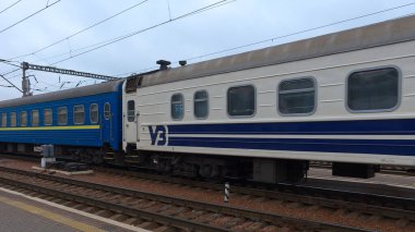 Kyiv, Ukrayna, 25 Şubat 2020. Ukrzaliznytsia tren vagonları bir demiryolu platformunda. Ukrayna yolcu vagonu.