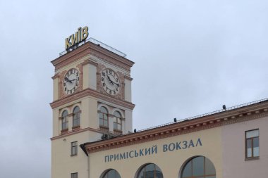 Kyiv, Ukrayna, 25 Şubat 2020. Kiev banliyö tren istasyonunda saat. Bulutlu bir günde tren istasyonu.