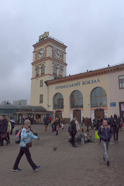 Киев, Украина, 25 февраля 2020 г. Пассажиры на площади перед Киевским пригородным вокзалом.