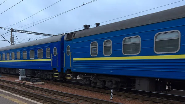 Kyiv, Ukrayna, 25 Şubat 2020. Ukrzaliznytsia tren vagonları bir demiryolu platformunda. Ukrayna yolcu vagonu.