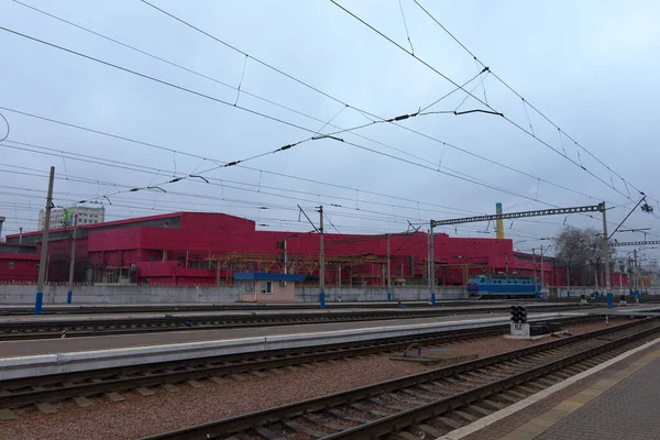 우크라이나 키예프 2020 기관차는 분홍빛 구조에 가까운 철로를 달리고 — 스톡 사진