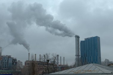 Kyiv, Ukrayna, 25 Şubat 2020. Bulutlu bir günde DTEK 'i tutan enerji ofisinin yanındaki bacalar. Samsung ofisi.