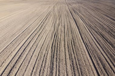 Tarlaya sürülmüş, hava manzaralı. Tarım arazisi. Arkaplan.