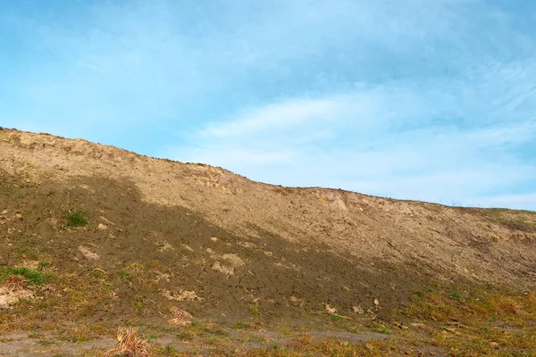 Pente Une Colline Argile Sur Fond Beau Ciel Bleu Sol — Photo