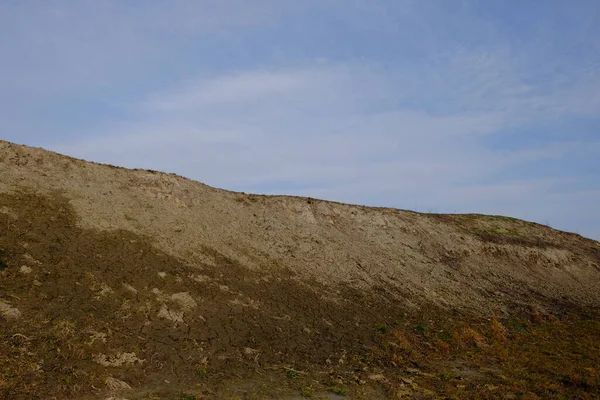 Склон Глиняного Холма Фоне Красивого Голубого Неба Безжизненная Земля Солнечная — стоковое фото