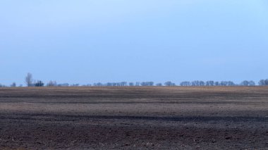 Bulutlu bir bahar akşamında tarım tarlası.