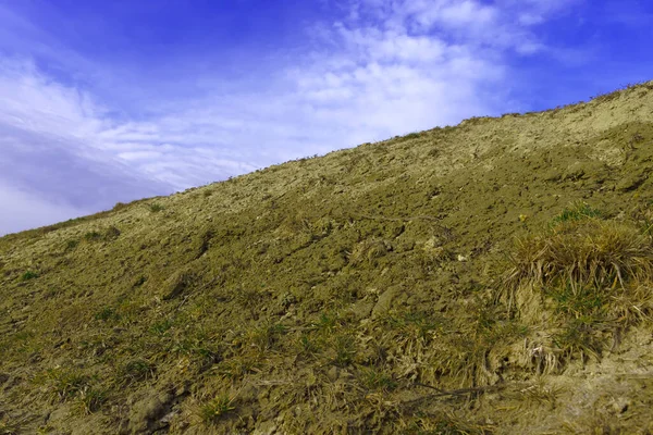 Nachylenie Glinianego Wzgórza Tle Pięknego Błękitnego Nieba Gleba Bez Życia — Zdjęcie stockowe