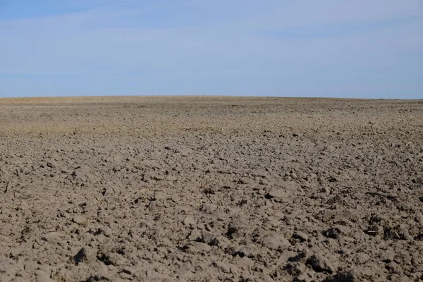 Blå Himmel Över Ett Plogat Fält Vårlandskap Jordbruk — Stockfoto