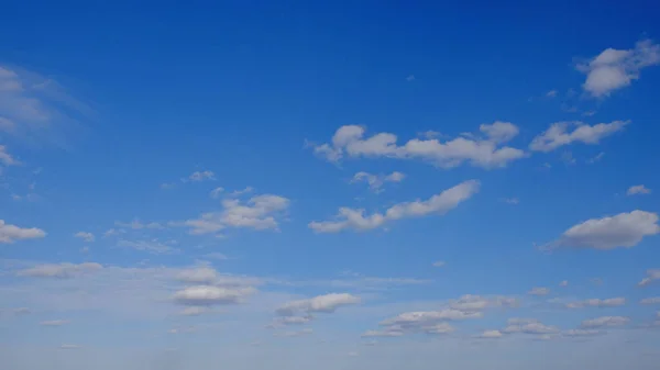 蓝春天的天空 白云密布 美丽的背景 — 图库照片