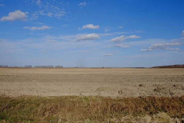 Vacker Molnig Himmel Över Jordbruksmark Vårlandskap — Stockfoto