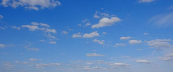 蓝春天的天空 白云密布 美丽的背景 — 图库照片