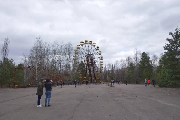 Pripyat Ukrajna 2020 Március Turisták Híres Óriáskerék Közelében Egy Elhagyatott — Stock Fotó