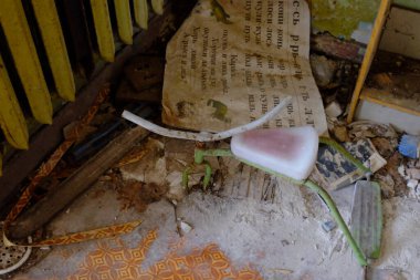 Çernobil sınırlama bölgesinde terk edilmiş bir odada kırılmış çocuk bisikleti..