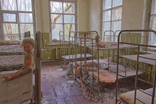 Camas Niños Viejos Jardín Infantes Abandonado Interior Una Habitación Uno — Foto de Stock