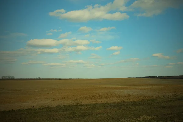 Schöner Bewölkter Himmel Über Ackerland Frühlingslandschaft — Stockfoto