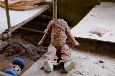 Kafası olmayan çocuk oyuncağı. Çernobil 'deki radyasyonla kirlenmiş bir anaokulundan kirli, kırık bir çocuk oyuncağı..