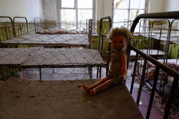 Una Muñeca Sucia Una Cama Bebé Oxidada Dormitorio Abandonado Jardín — Foto de Stock