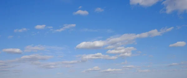 Kék Tavaszi Égbolt Fehér Felhőkkel Gyönyörű Háttér — Stock Fotó