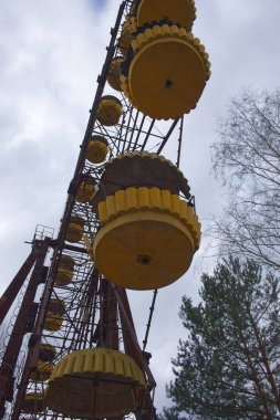 Pripyat 'ın terk edilmiş şehrinde kırık bir dönme dolabın parçası. Terk edilmiş bir lunapark..