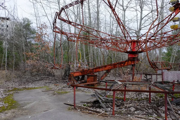 Egy Régi Törött Körhinta Pripyat Elhagyatott Városában Elhagyott Vidámpark — Stock Fotó