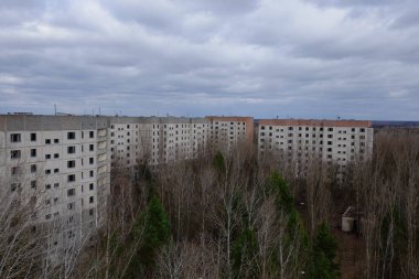 Pripyat 'taki terk edilmiş binaların üzerinde bulutlu bir gökyüzü.