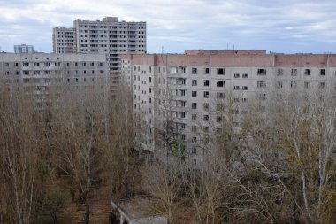 Pripyat 'taki terk edilmiş binaların üzerinde bulutlu bir gökyüzü.