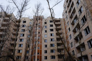 Pripyat 'ta terk edilmiş bir bina. Çernobil yerleşim bölgesindeki eski binalar..