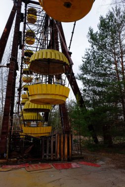 Pripyat 'ın terk edilmiş şehrinde kırık bir dönme dolabın parçası. Terk edilmiş bir lunapark..