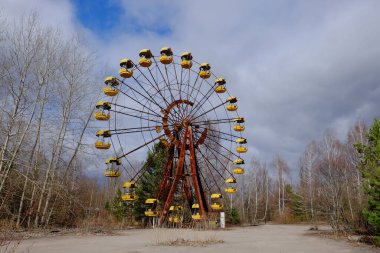 Pripyat 'ta terk edilmiş bir lunaparktaki ünlü dönme dolap. Çernobil sınırlama bölgesinde bulutlu hava.