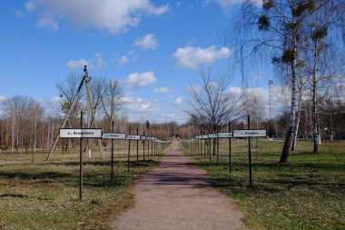 Çernobil nükleer felaketinin yaşandığı bölgedeki terk edilmiş köylerin isimleri. Yasak Bölge 'deki köylere yerleştirilen bir anıt kompleksi. Kiril alfabesindeki köylerin isimlerinin yazılı olduğu iletiler.