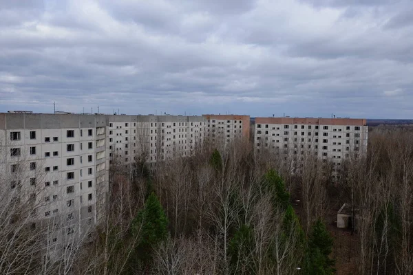 Bewolkte Lucht Boven Verlaten Woongebouwen Pripyat — Stockfoto